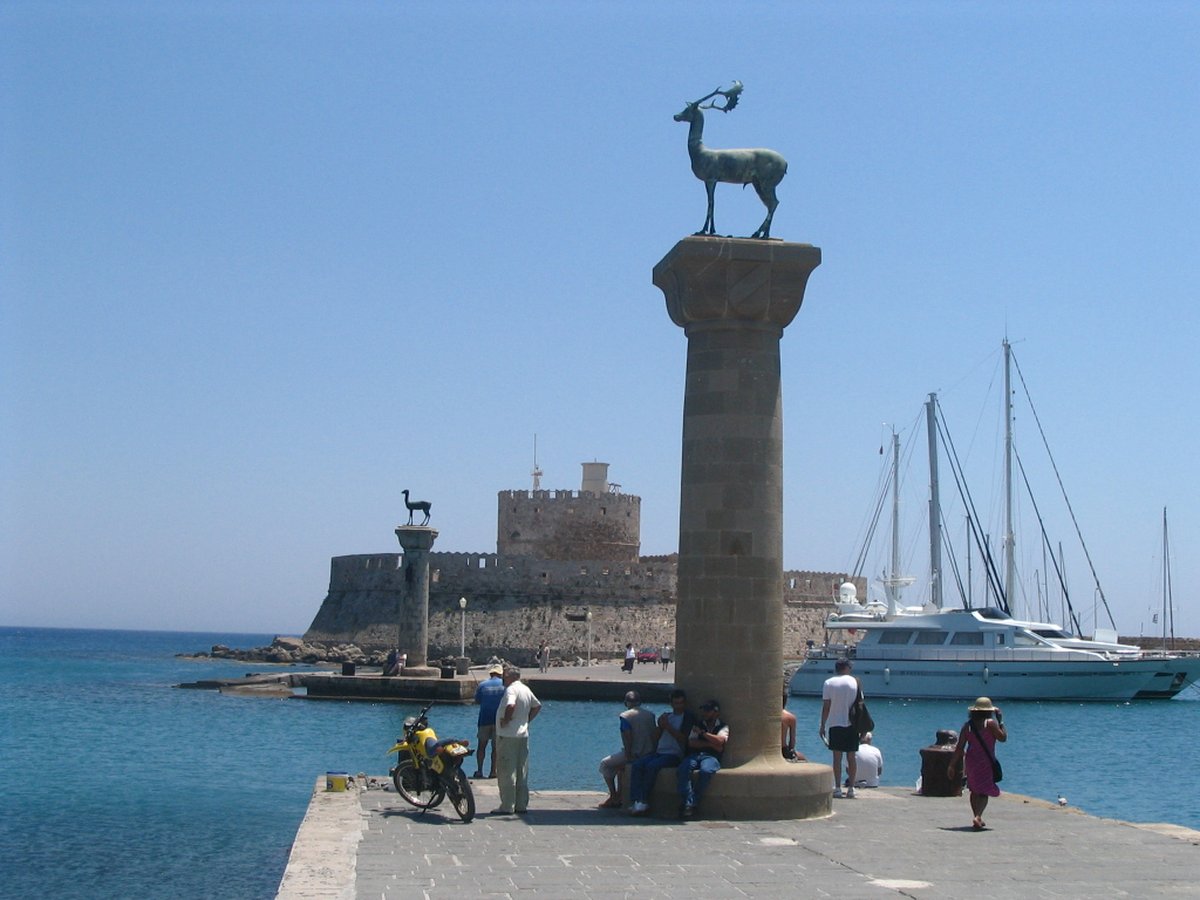Sousoší jelenů v přístavu Mandraki, Rhodos